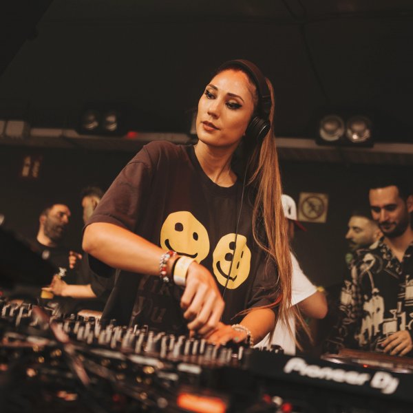 Manda Moor Uppercut Beats Chart
